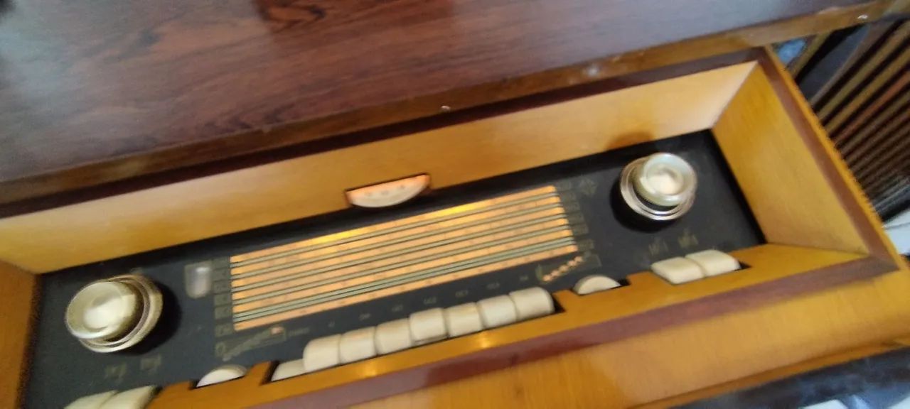 Rádio  vitrola Antigo de Movel - Foto 2