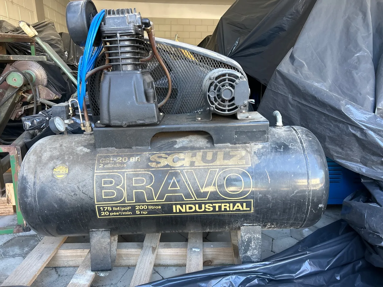 2 Compressores de Ar Schulz Bravo Industrial 200L