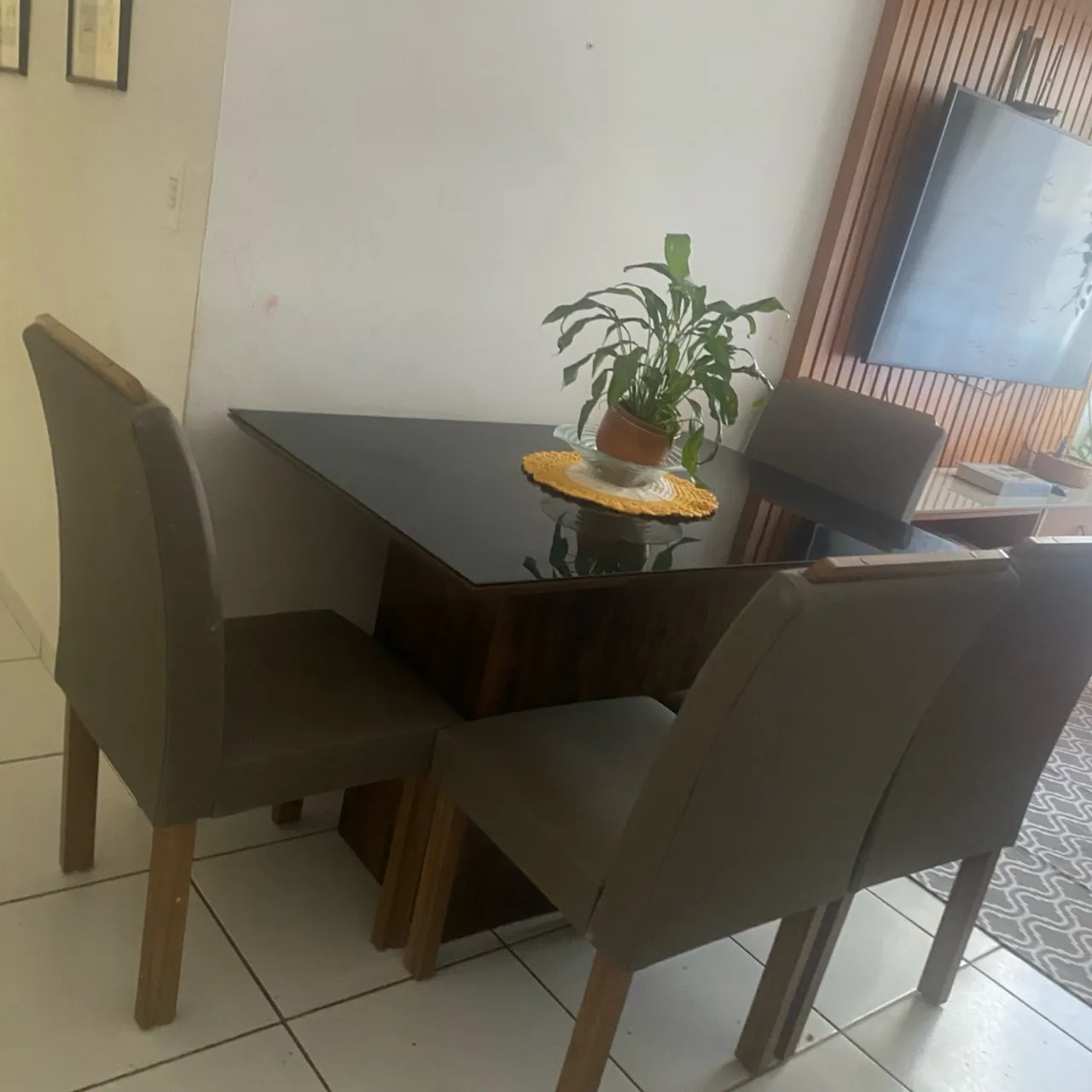 Mesa super conservada pouco tempo de uso R$800