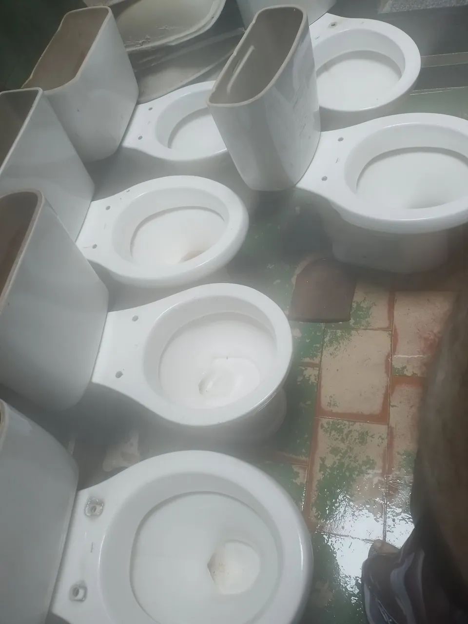 Vaso sanitário acoplado sem as conexões de dentro da caixa e sem tampa,110$ cada. - Foto 6