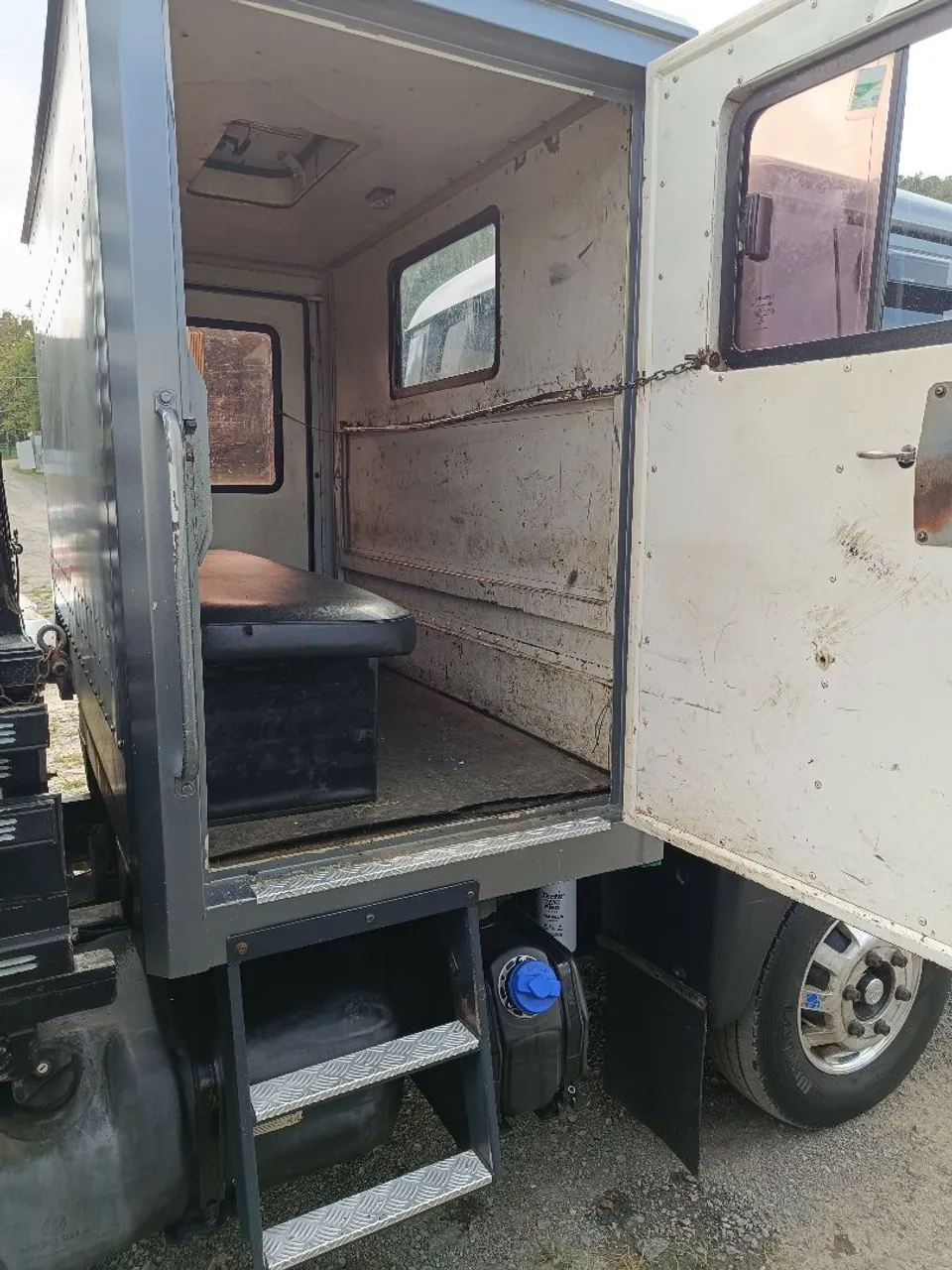 Caminhão Baú - cabine suplementar - Peças e Acessórios