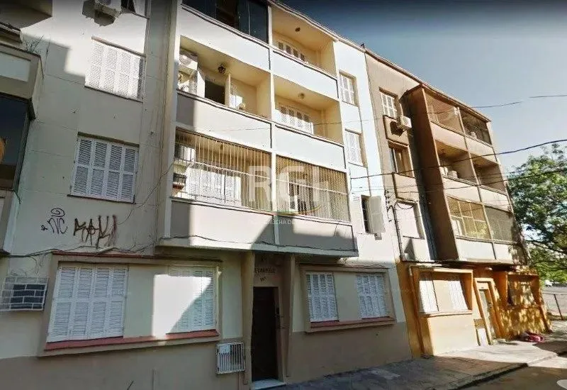 Ótimo apartamento de 2 quartos, living com sacada, cozinha reformada com armários embutida