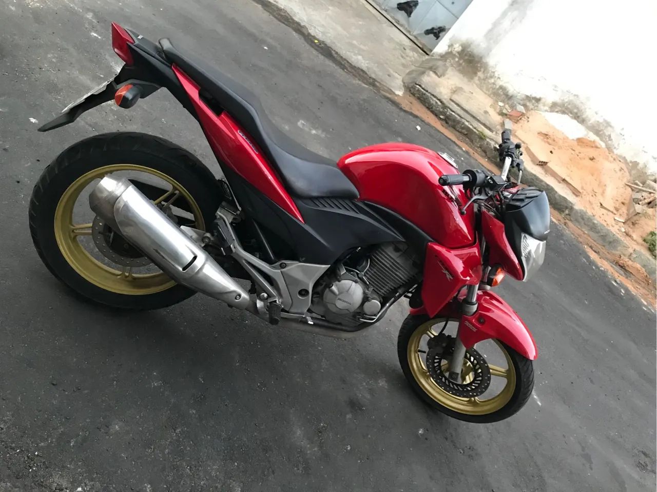 Moto a venda, bem conservada!