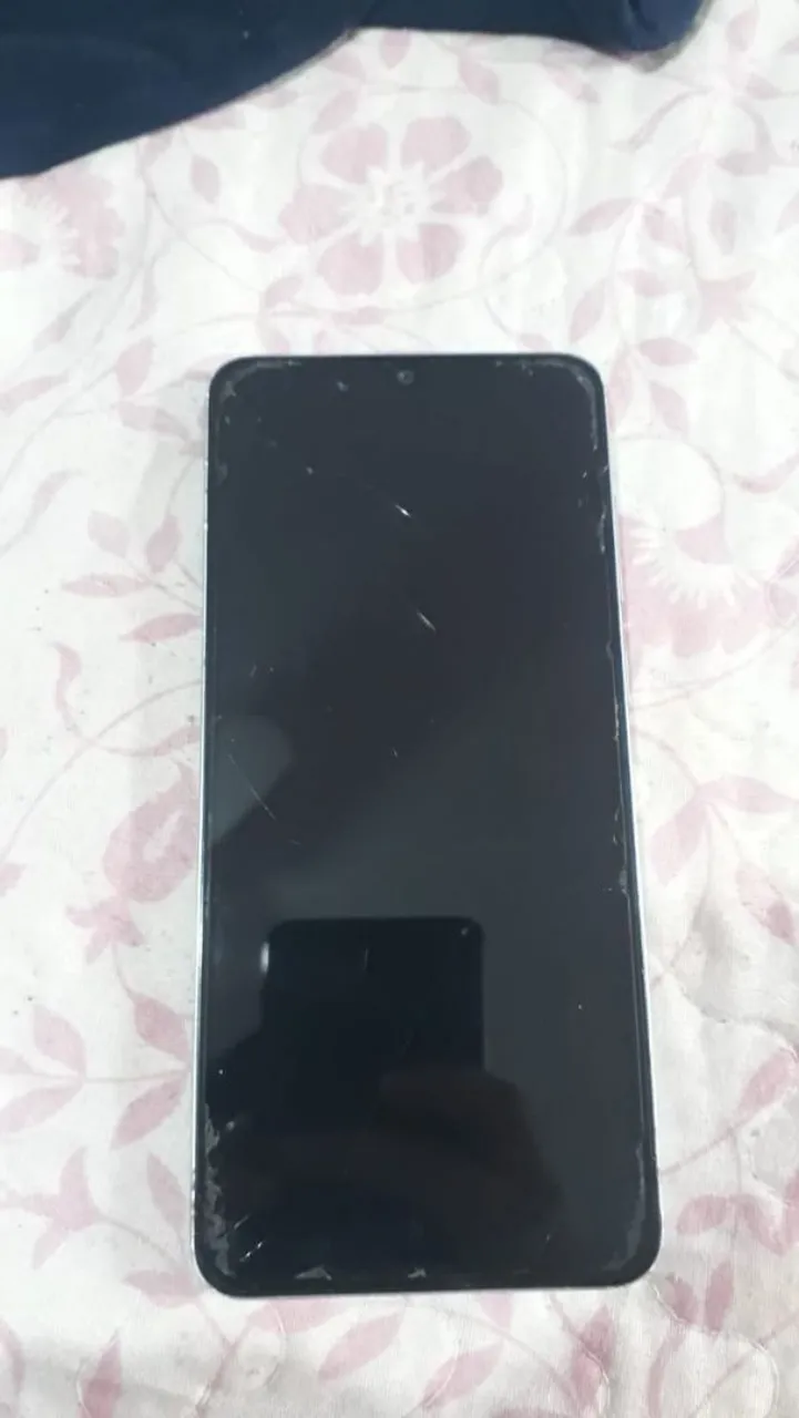 Esse celular é muito bom so tá trincado a câmera mais não enterfere em nada