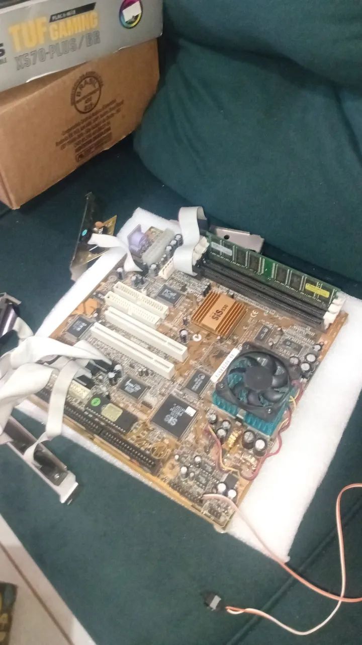 Placa mãe  k6-2 usado antigo memória  processador cooler e rabichos funcionando - Foto 2