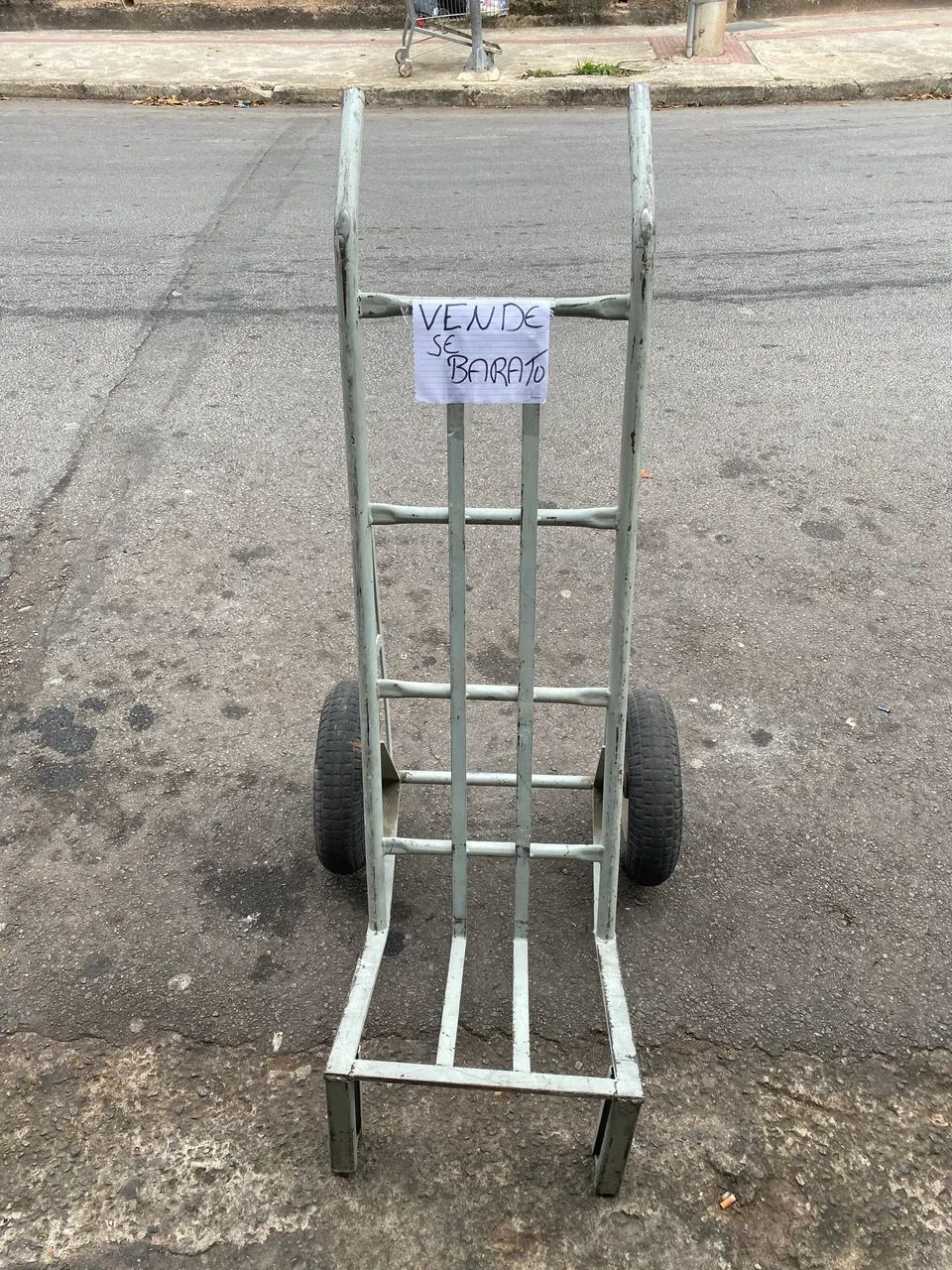 Carrinho de  carga reforçado. 