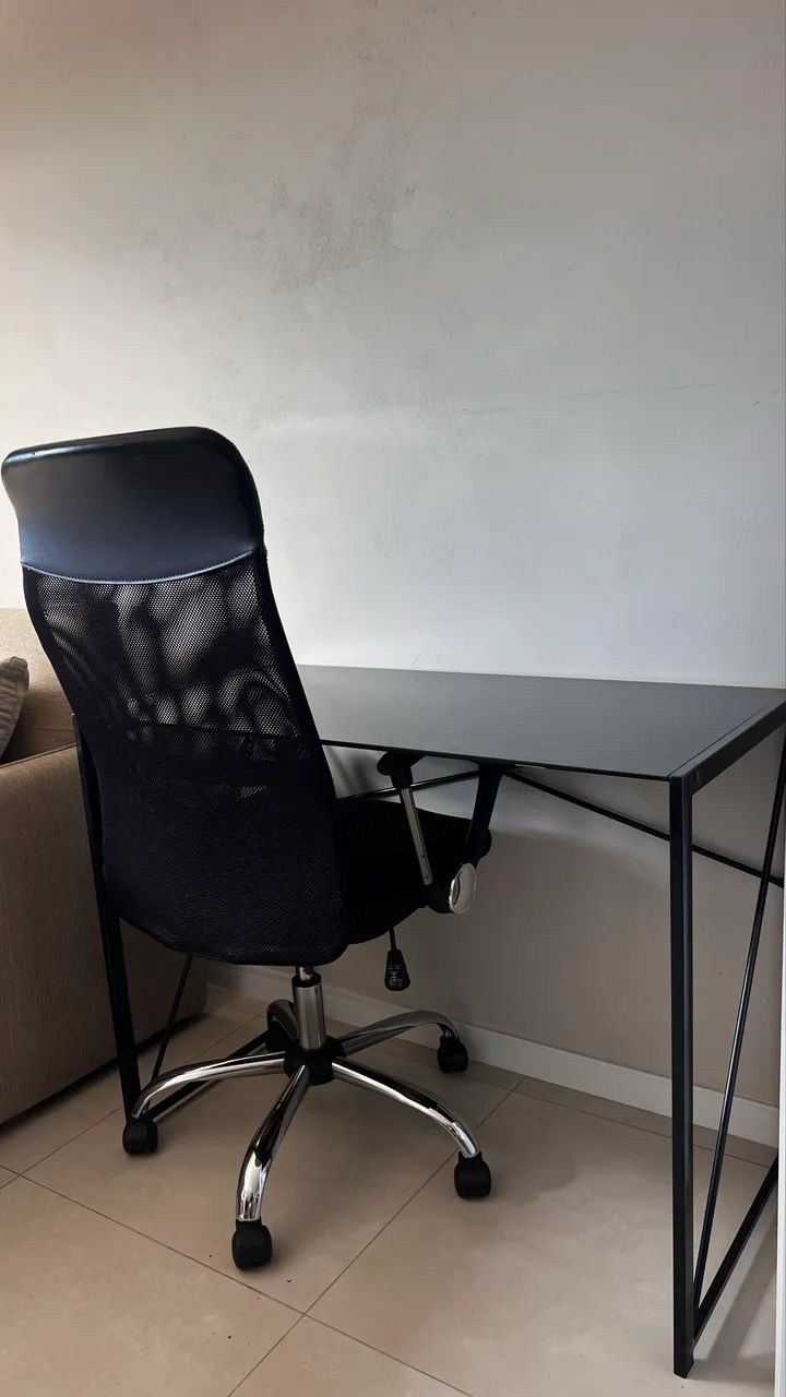 Mesa e cadeira (escritório/estudos)