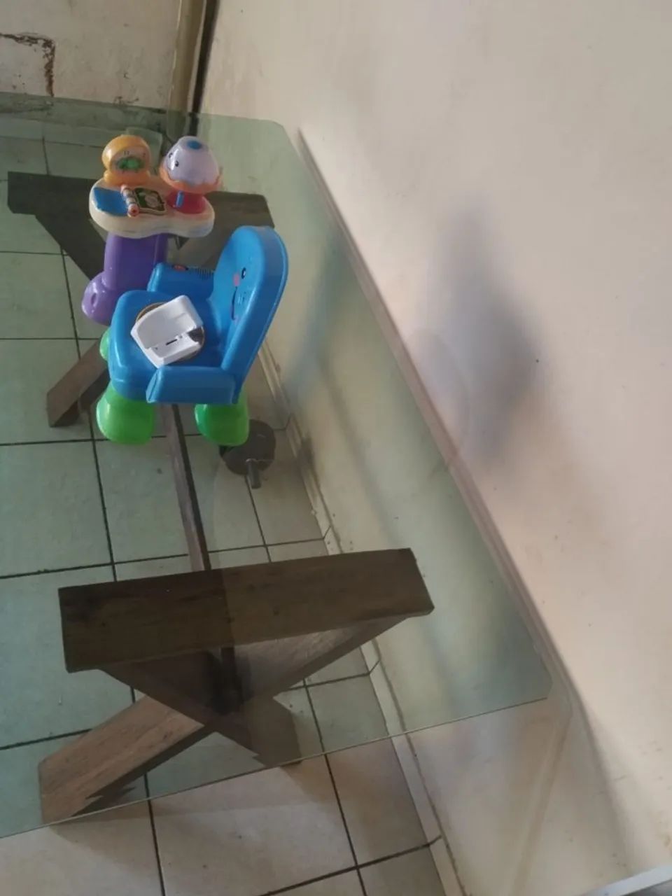 Mesa de vidro com pé de madeira 