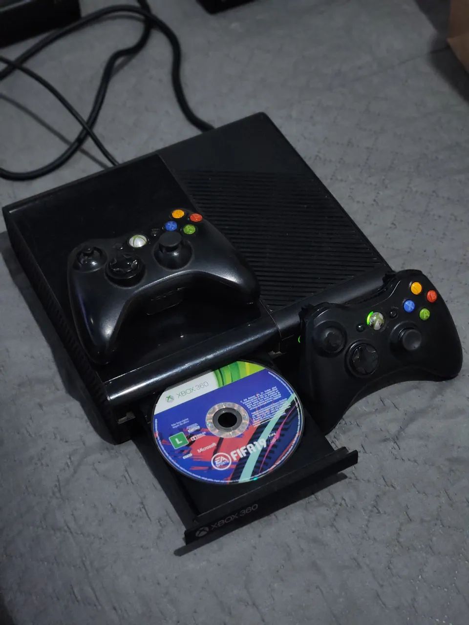 Xbox 360 super slim + 2 ctrl