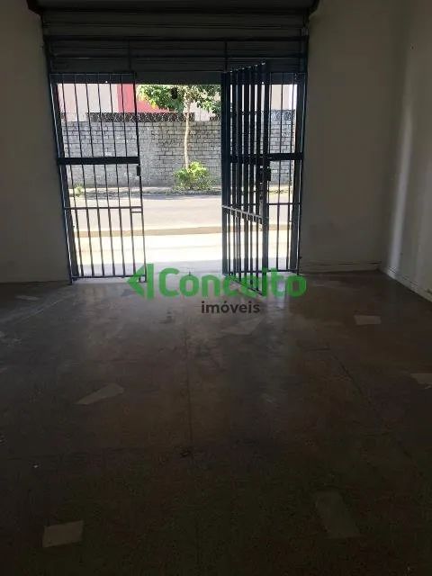 LOJA COM +/- 35 M² DE ÁREA, PISO EM GRANILITE E UM BANHEIRO. - Foto 2