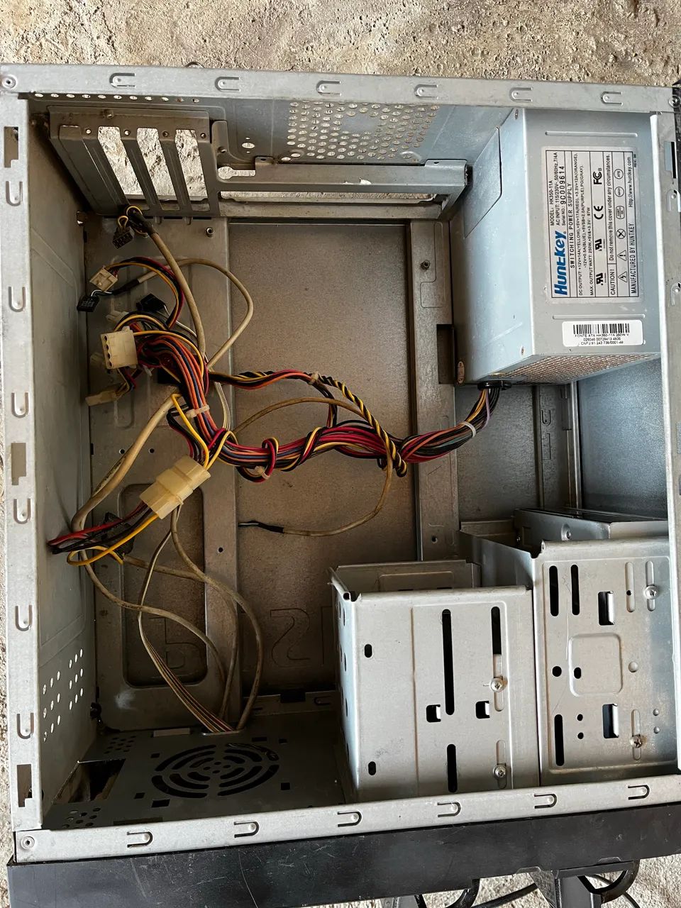 Gabinete positivo com fonte e drive de dvd 