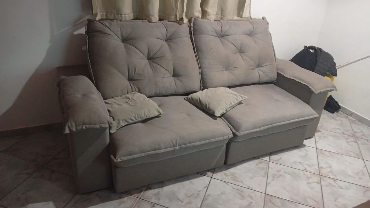 Vendo sofá retrátil 3 lugares semelhantes novo.