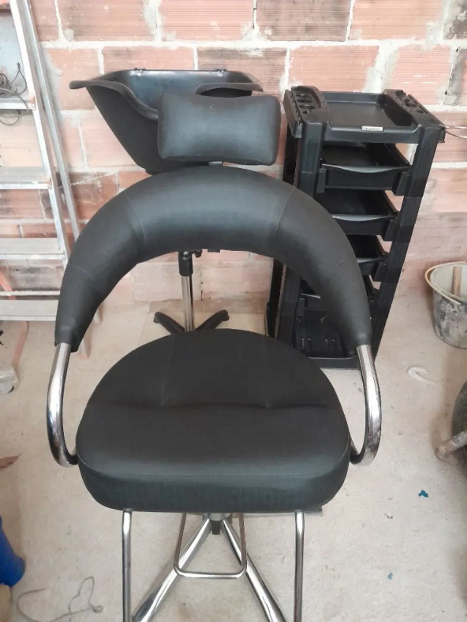 Cadeira para salão em perfeito estado,estofado preto,confortável e moderna. - Foto 3