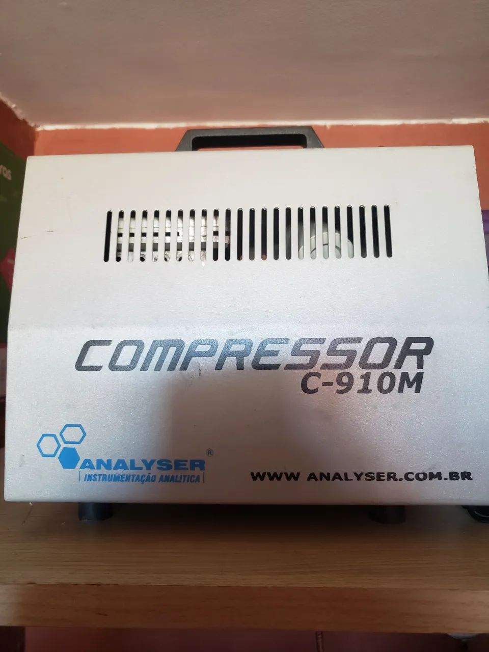 Compressor C-910M da Analyser Instrumentação Analítica.