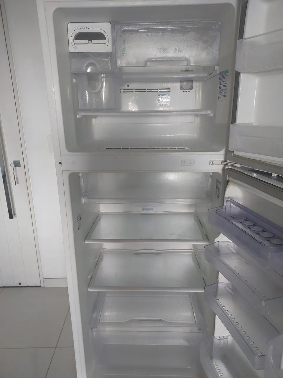 Geladeira eletrolux frost free 409 litros bem conservada  - Foto 2