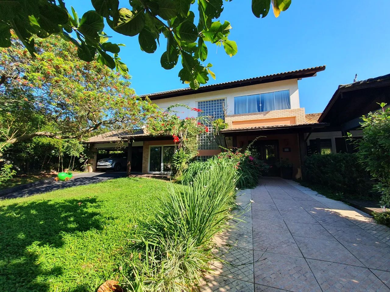 Casa de alto padrão em condomínio exclusivo | Porto da Lagoa | 4 suítes | 1.075m² de terre