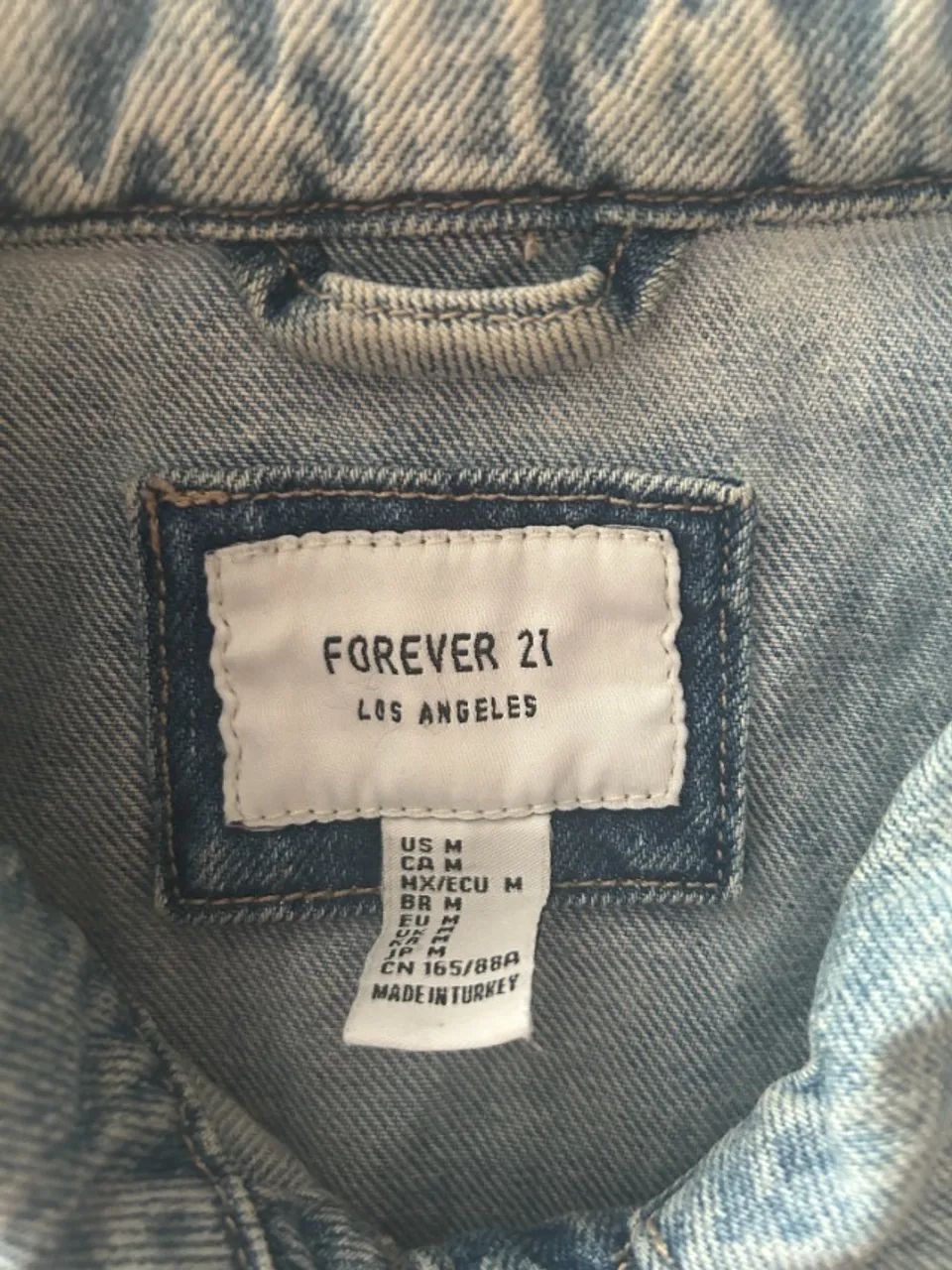 Jaqueta Jeans Cropped Destroyed Forever 21 - Tam M (Importada) - Foto 4