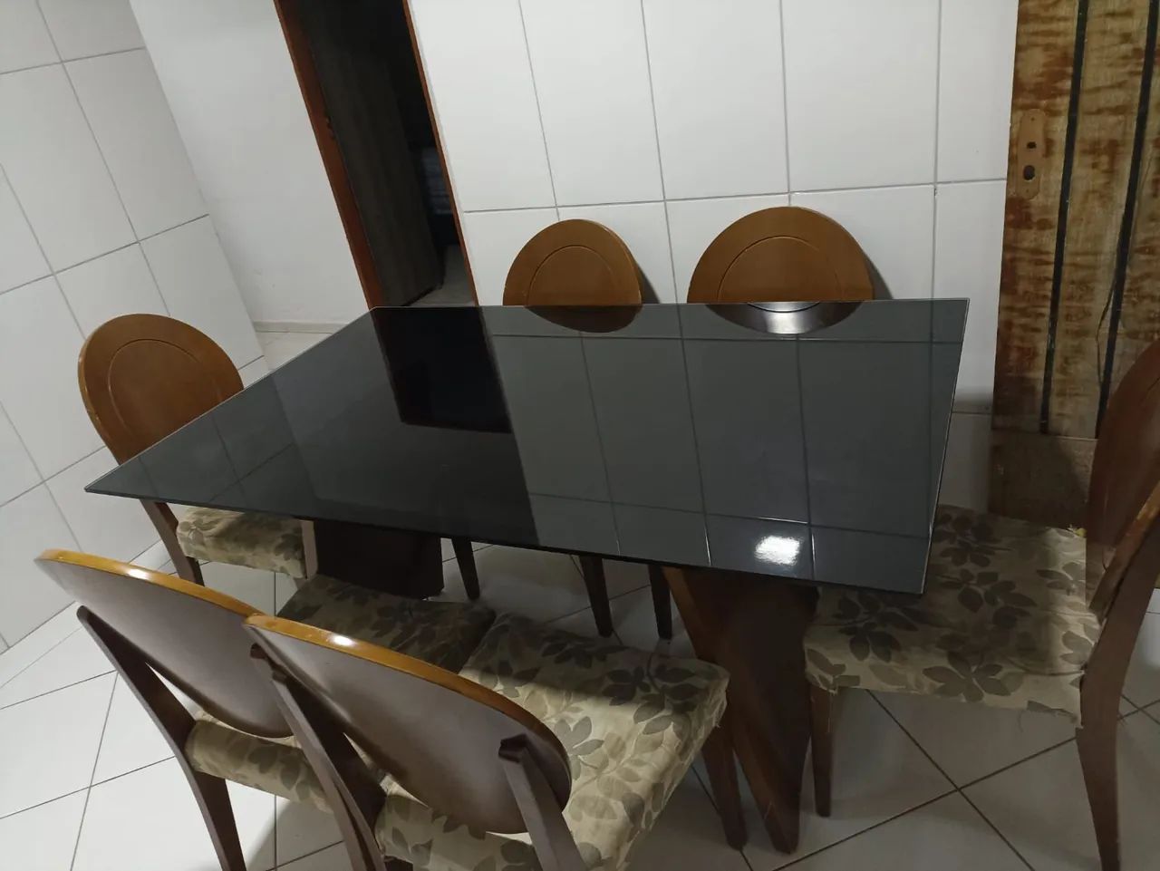 Mesa com tampão de vidro com 06 cadeiras - Foto 2