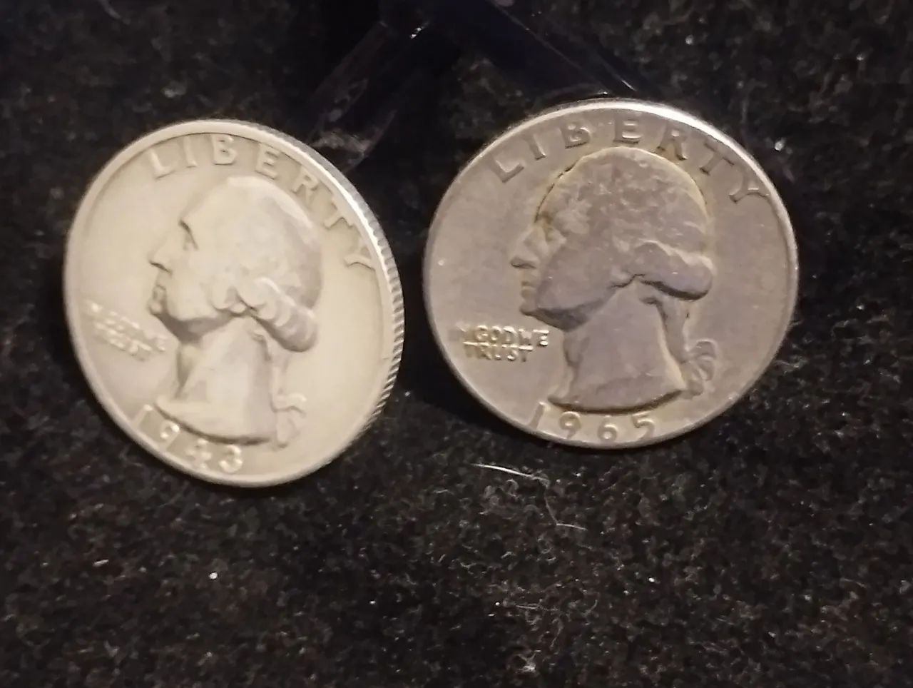 Duas moedas Quarter dólar anos 1943 e 1965