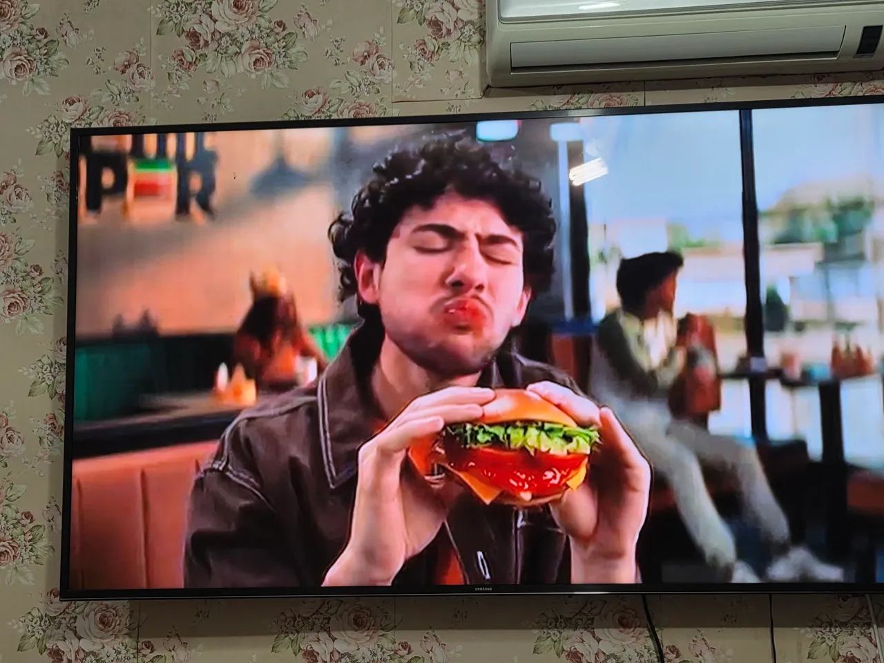Samsung Smart TV 85  Crystal UHD 4K - Foto 2