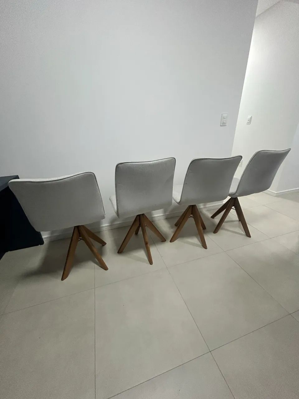 Vendo 4 cadeiras de  jantar giratórias 