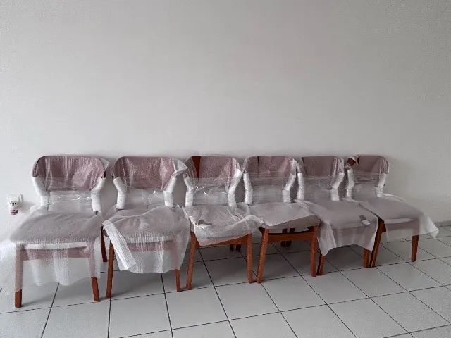 Conjunto de 6 cadeiras de madeira maciça  - Foto 3