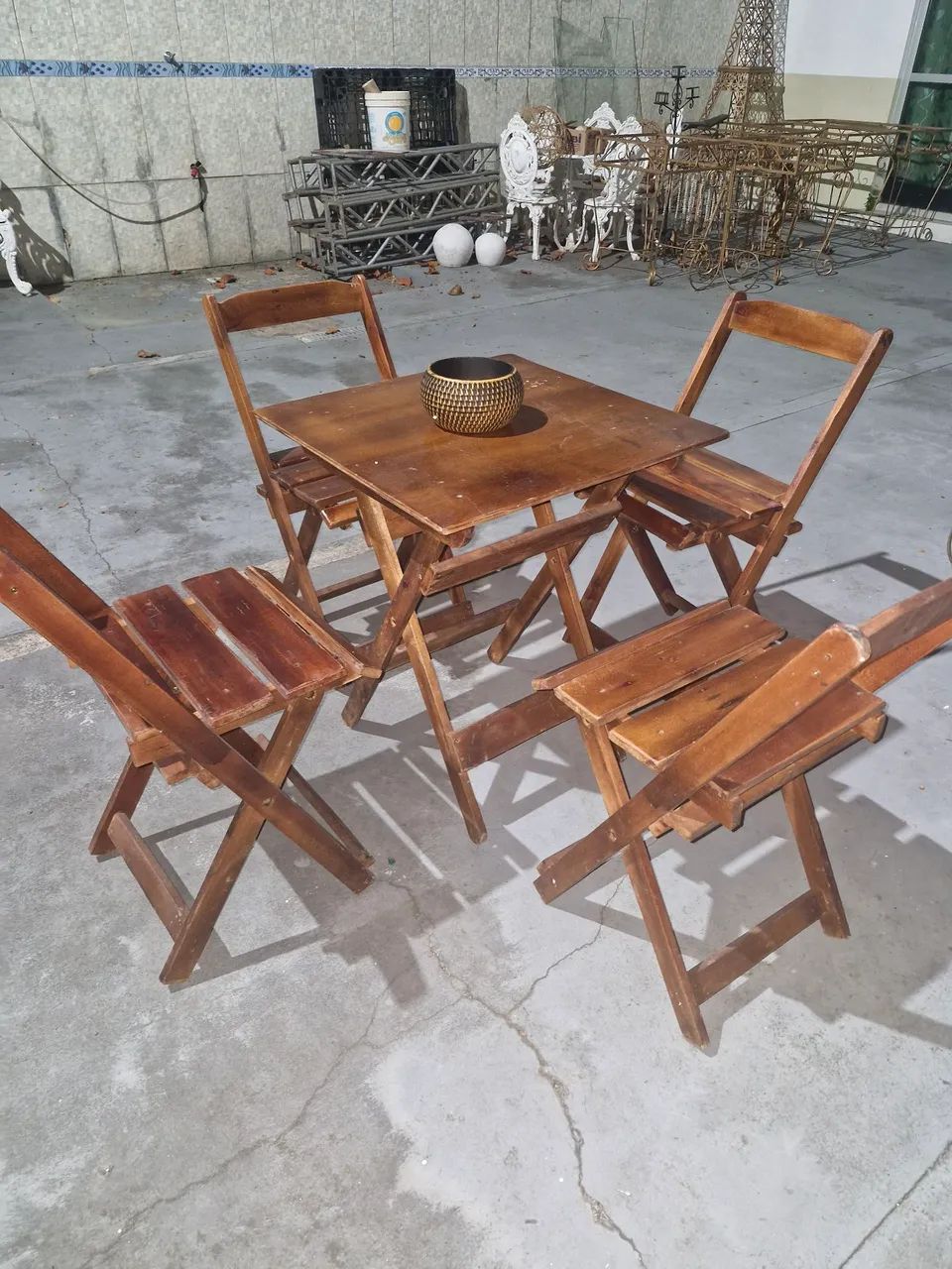 Vendo jogos de mesa e cadeira de madeira em ótimo estado  - Foto 2