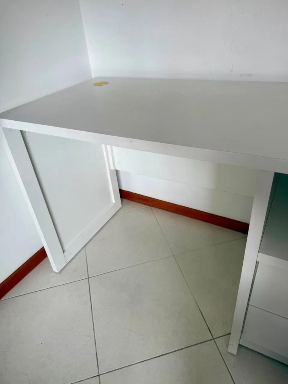 Escrivaninha branca e resistente - Foto 3