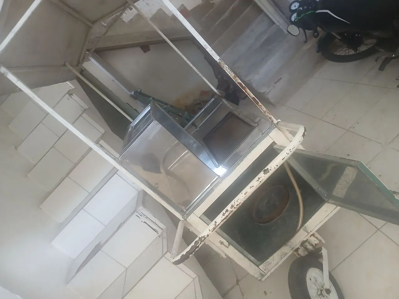Carrinho de Lanche Alumínio Leve - C/ Chapa + Vitrine + Porta Bebida - Foto 6