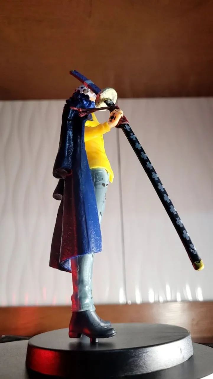 Figure Trafalgar Law One Piece com Espada e Base - Foto 3