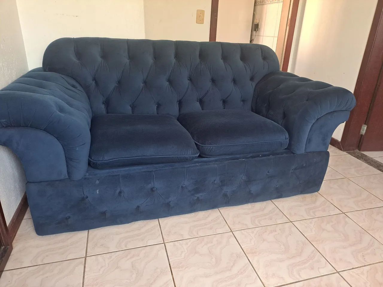 Sofá Chesterfield capitonê.<br>Azul - Foto 2