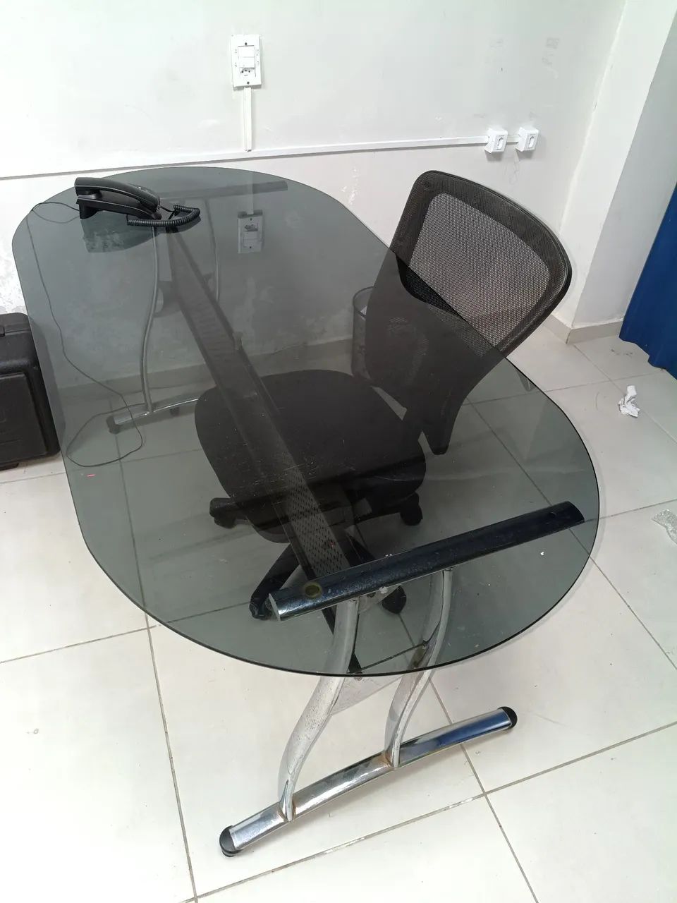 Mesa de vidro com cadeira giratória tipo diretor  - Foto 4