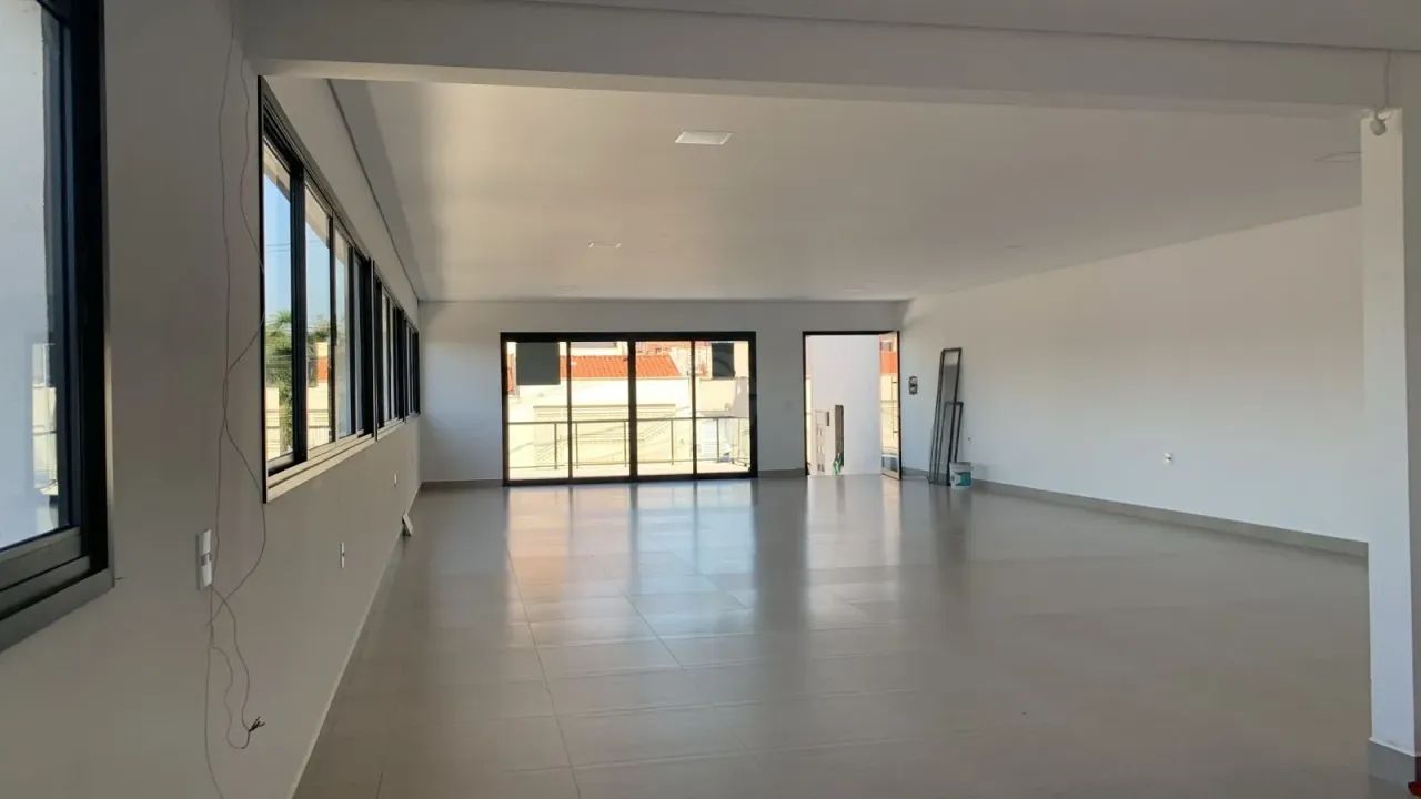 Sala moderna e bem iluminada para locação em ótima localização - Foto 2