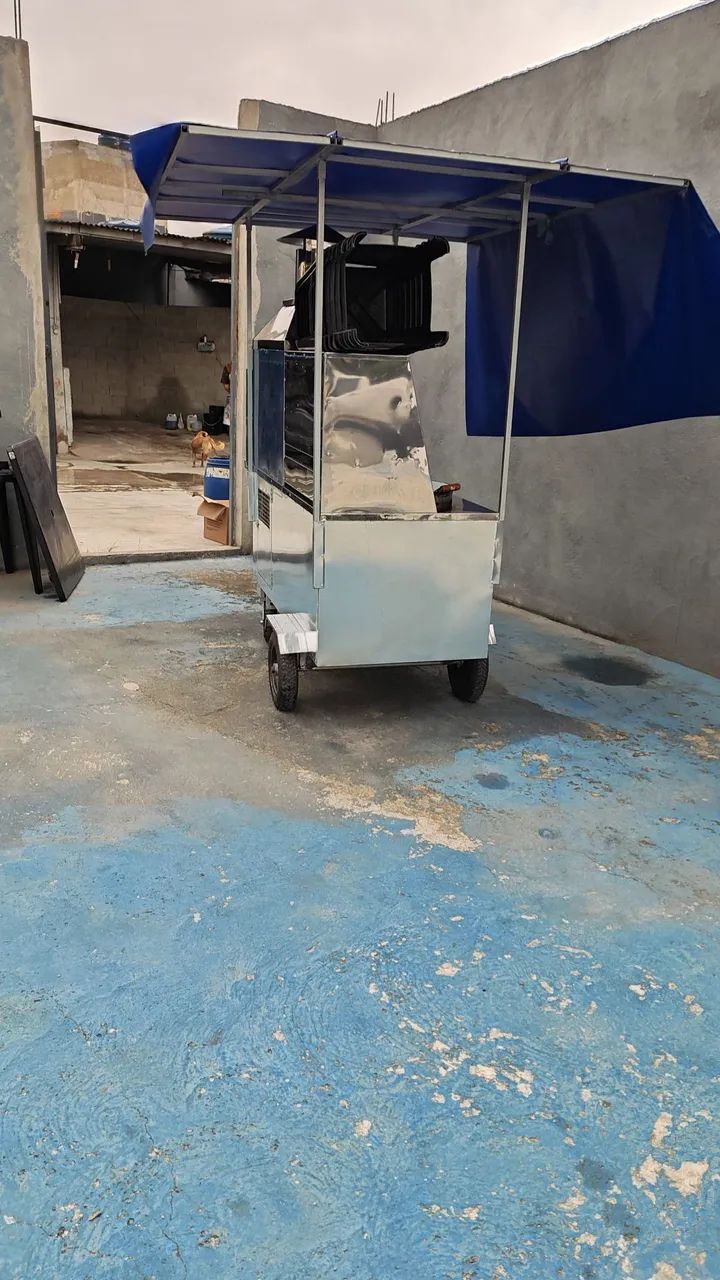 Carrinho de espetinho e de batata frita