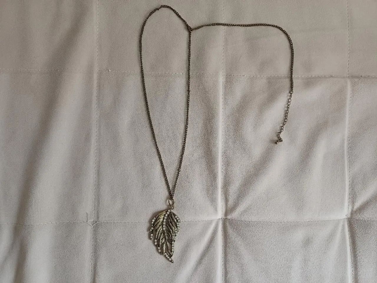 Colar feminino pena com strass