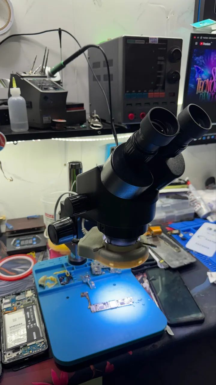 Microscópio binocular 