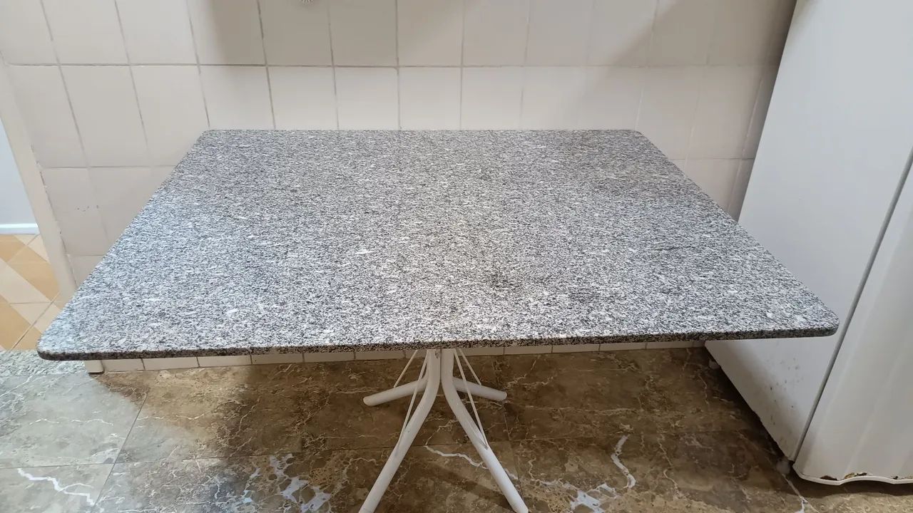 Mesa com tampo de granito 115x92cm.