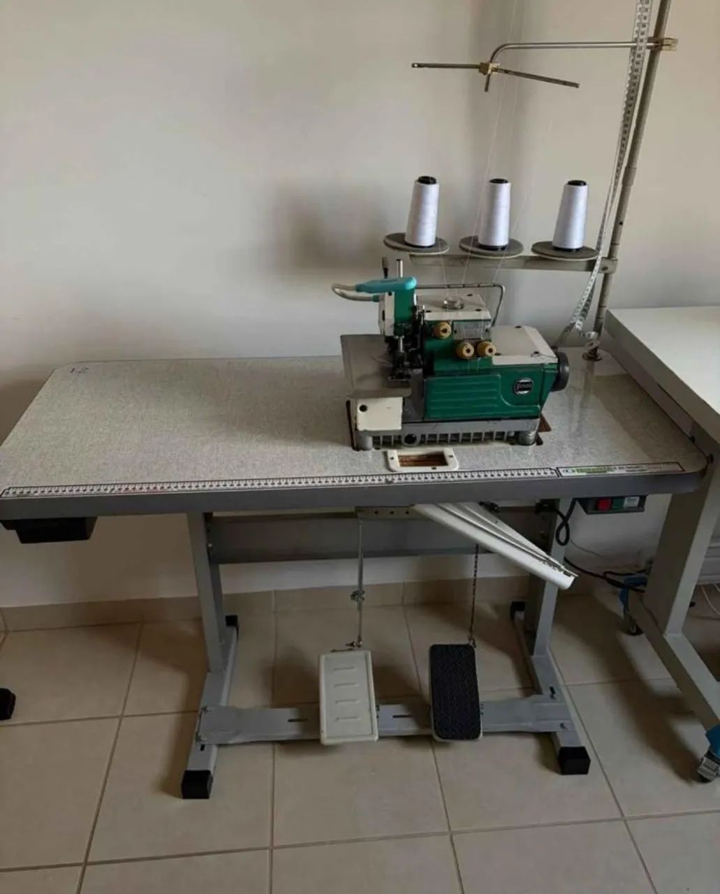 Máquina de costura  overclock yamata 