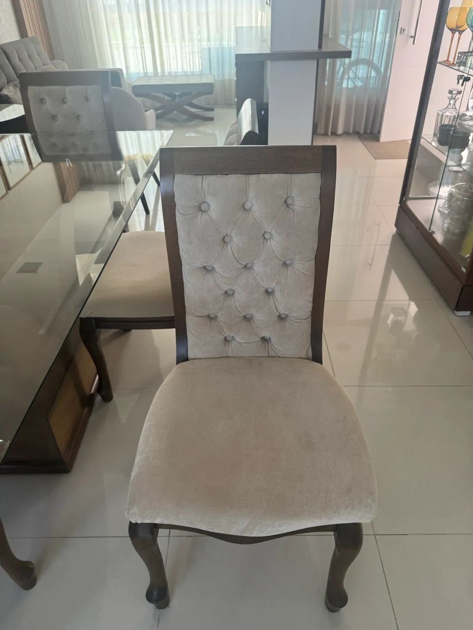 Mesa de jantar 1,80m com base em madeira + 6 cadeiras com estofadas - design elegante   - Foto 4