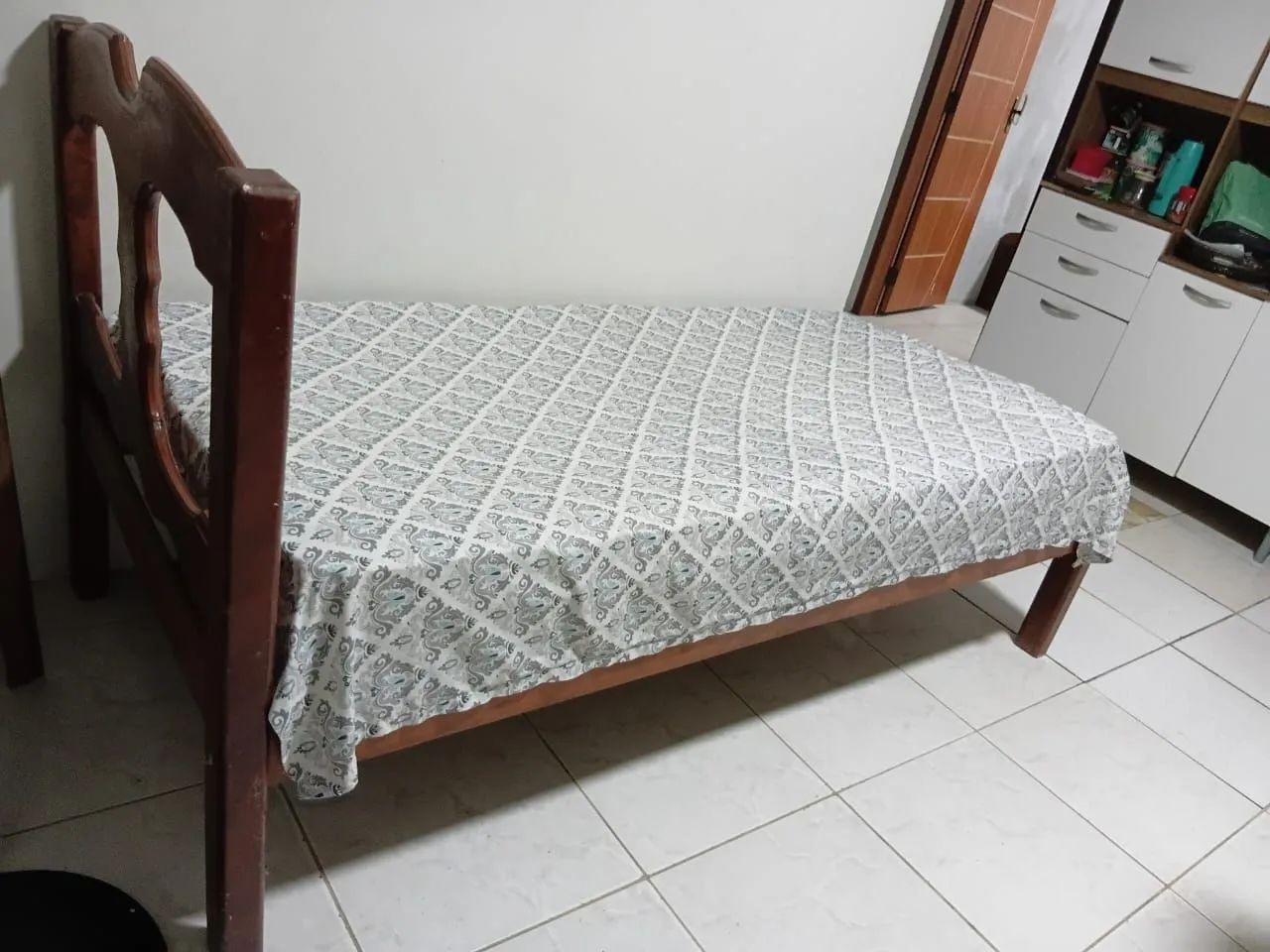 Cama solteiro de madeira