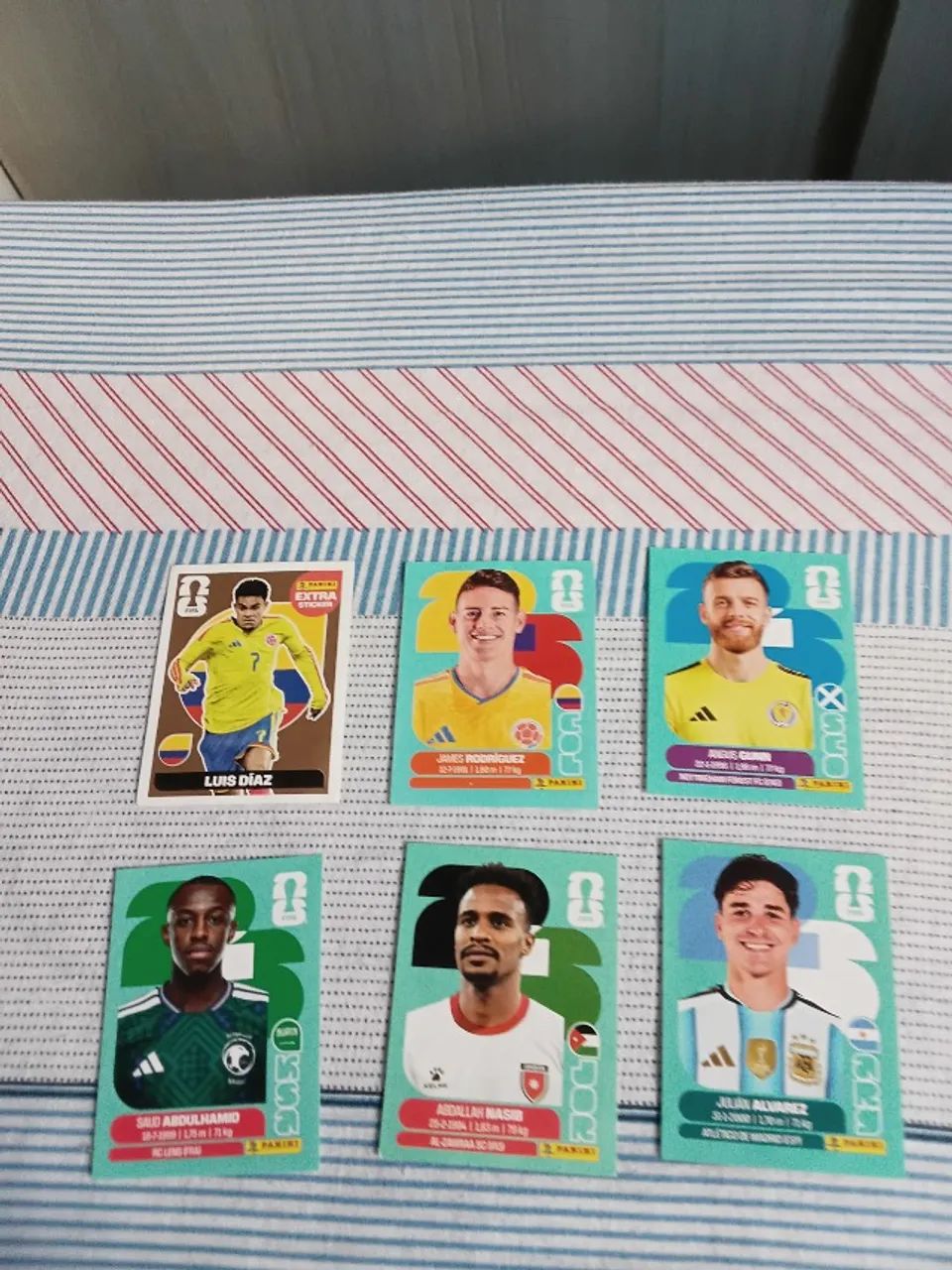 Legend do Luiz Dias mais cinco figurinhas e Rodriguez James 