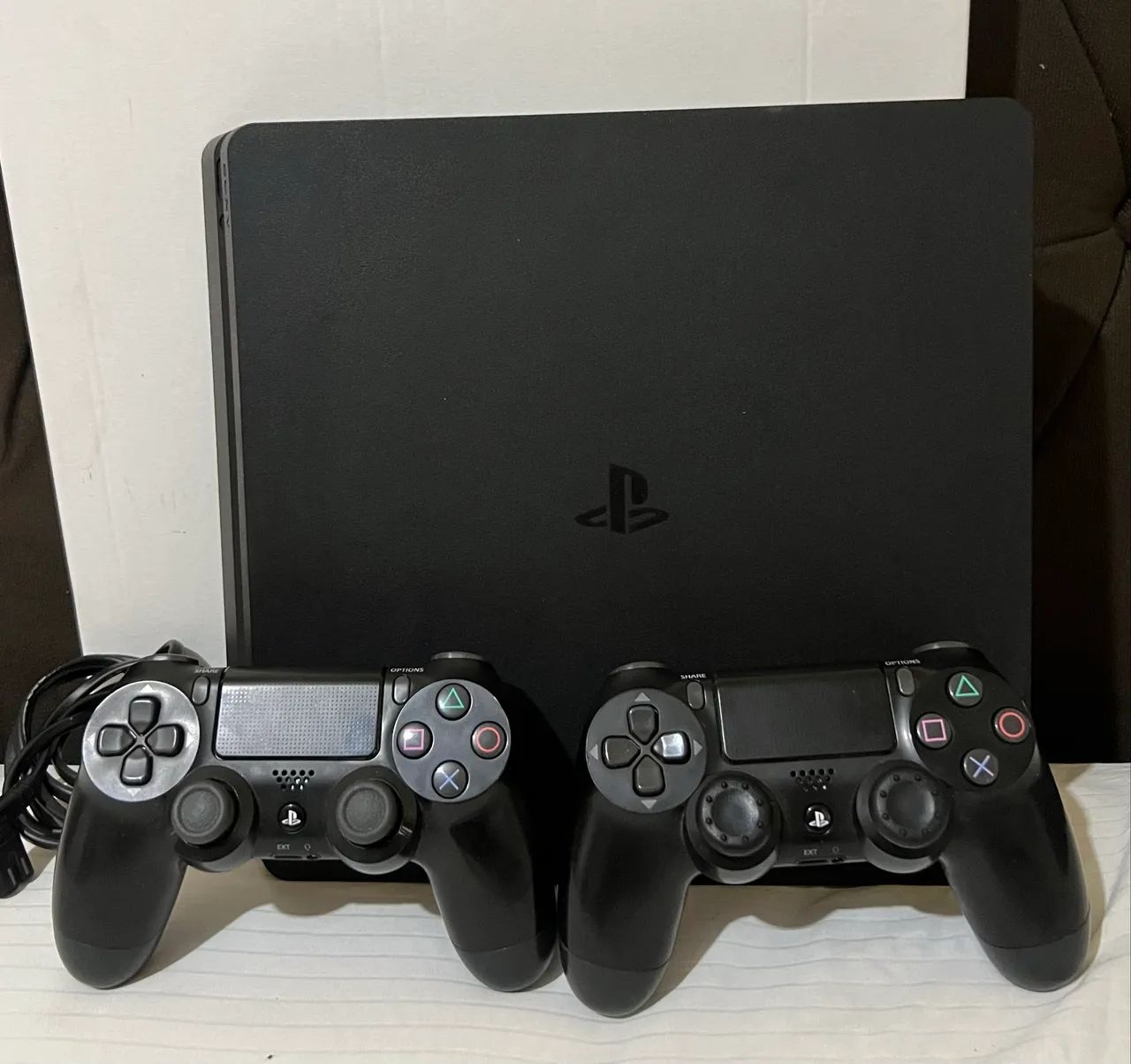 PlayStation 4 slim 1TB - 2 controles originais 