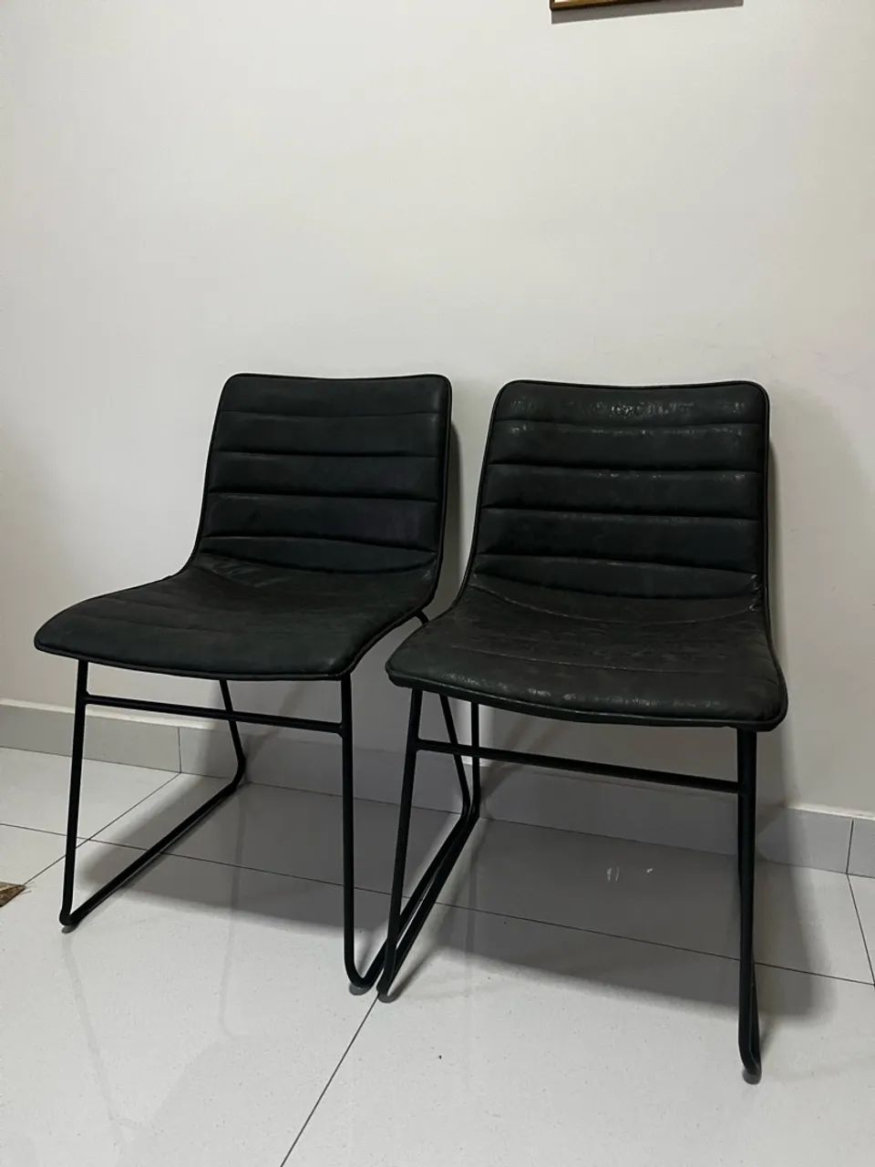 Cadeiras pretas com base de ferro 
