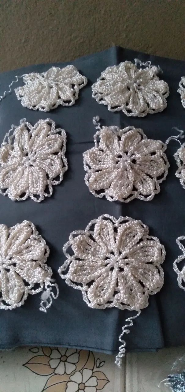 Rosas avulsas de crochê feitas à mão para artesão montar algum trabalho  