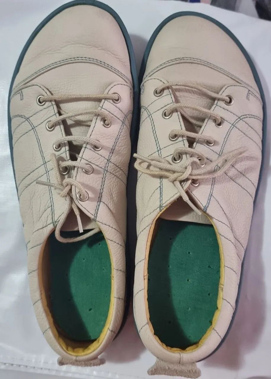 TÊNIS EM COURO UNCLE-K = NÚMERO 38.