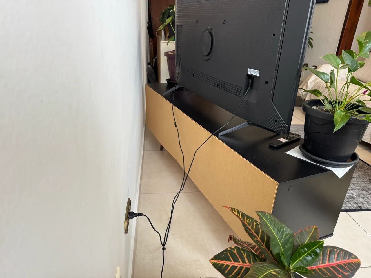 Rack para TV preto com porta de correr - Foto 3