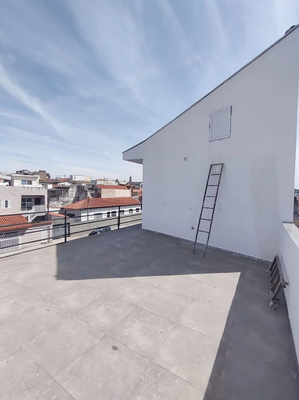 Kitnet ampla e arejada com espaço extra - Foto 2