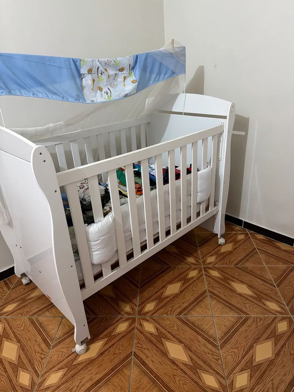 VENDO BERÇO PEROBA JUNIOR AMERICANO BRANCO - Foto 2