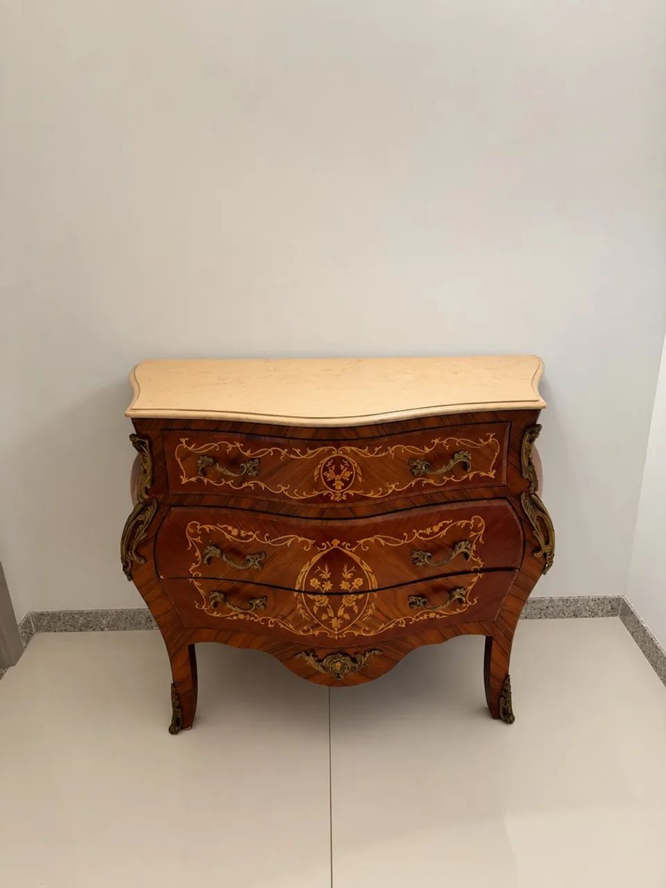 Cômoda Bombê Luís XV com Tampo de Mármore