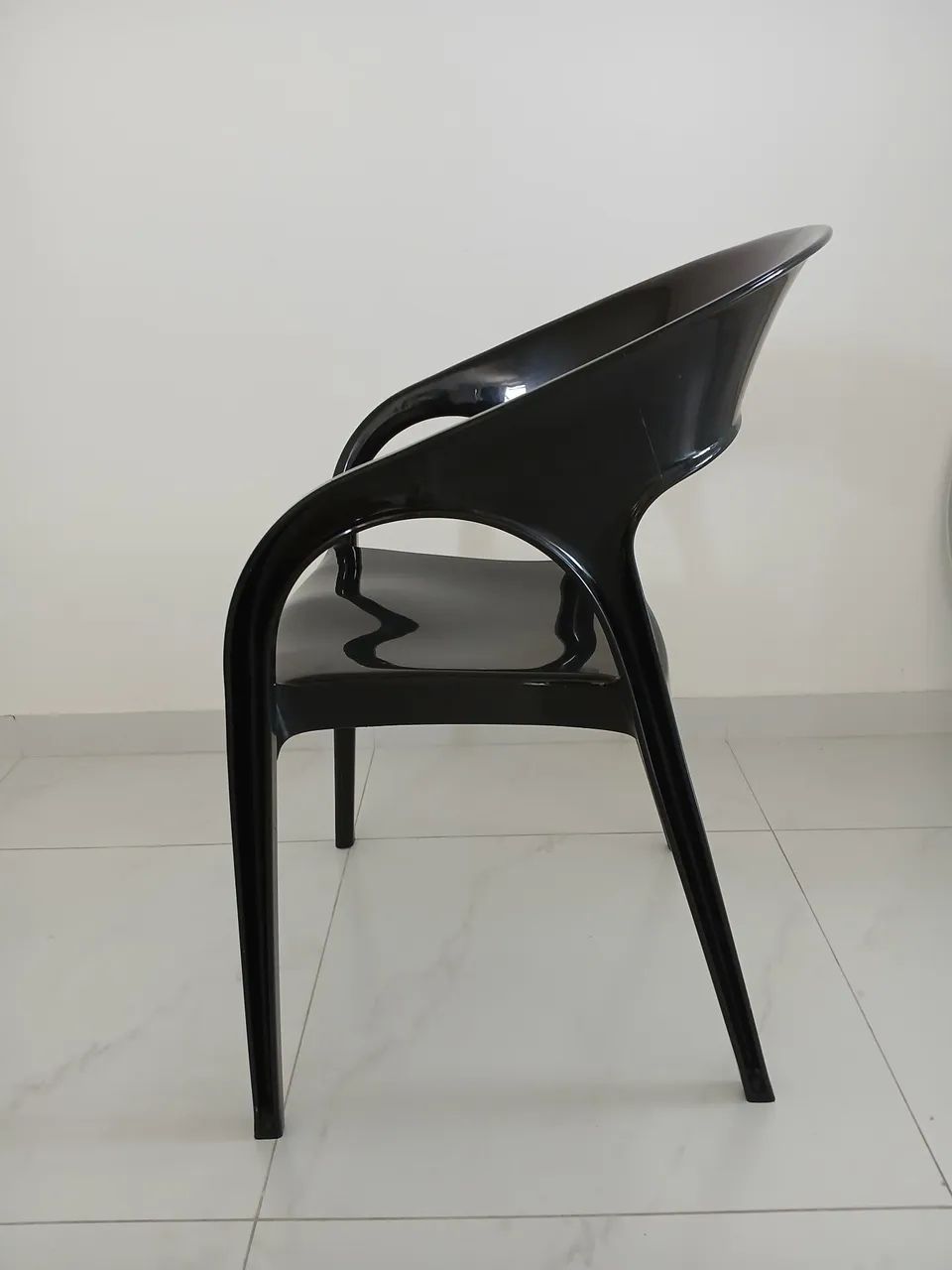 Vendo linda cadeira em plastico resistente usada - Foto 4
